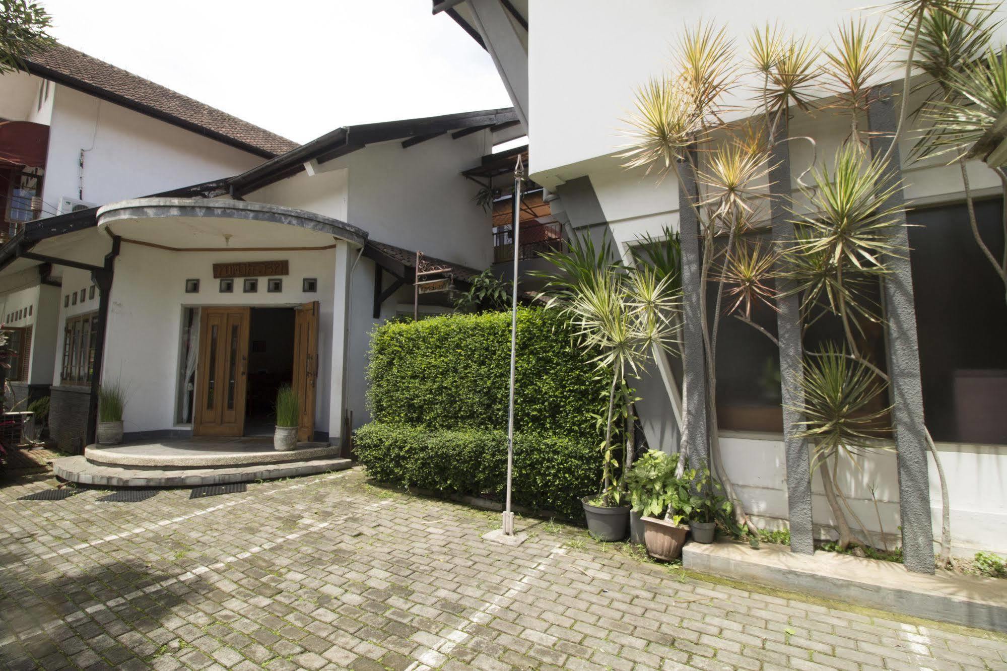 Reddoorz @ Setrasari Hotel Bandung Exterior photo